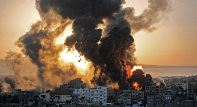 A una semana de la guerra: Aumenta a 2.215 los fallecidos en Gaza tras bombardeos de Israel