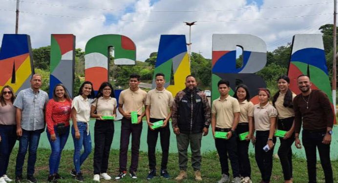 Alcalde Daniel Monteverde entregó celulares a estudiantes con mejor promedio académico