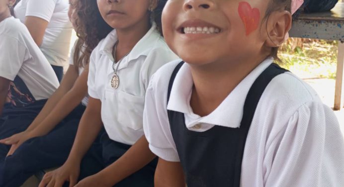 Alumnos de Santa Bárbara de Tapirín regresaron a las aulas