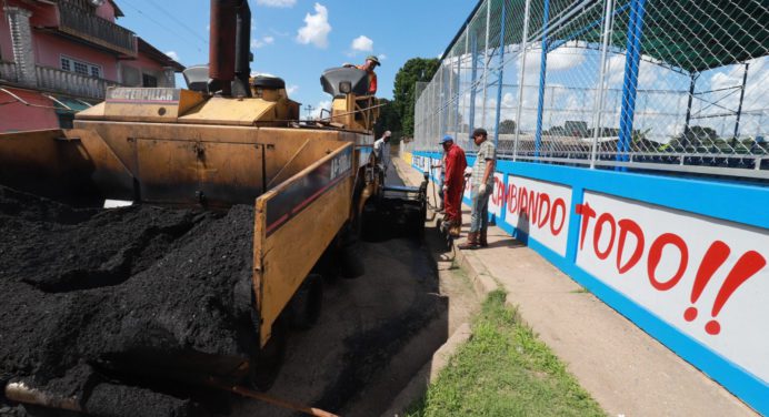 Asfaltan alrededores de la cancha deportiva de Sabana Grande