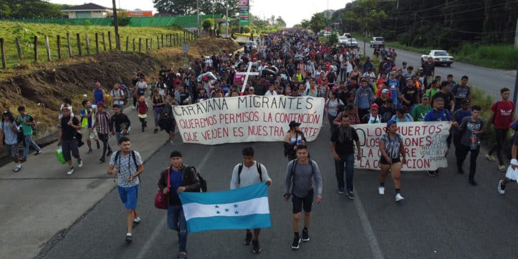 caravana de 7 000 migrantes desde la frontera sur de mexico intentara cruzar a eeuu laverdaddemonagas.com caravana sale de
