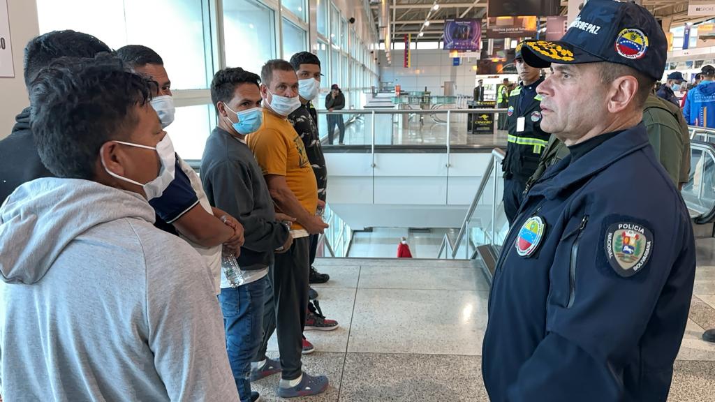 comando unificado atendera a venezolanos deportados desde estados unidos laverdaddemonagas.com el ministro ceballos habla con uno de los venezolanos deportados