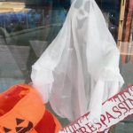 Calabazas, gorros y disfraces en comercios