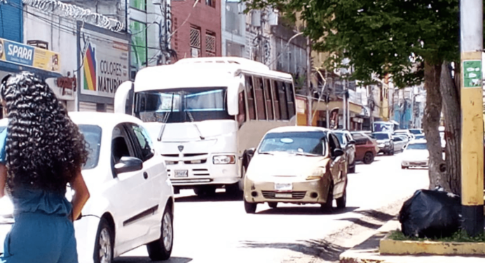 Conductores comenzaron a cobrar 10 bolívares en autobuses sin tabulador de la Alcaldía