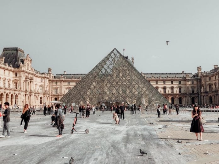 El museo del Louvre recibe unos 7 millones de visitantes al año, fue desalojado tras recibir una amenza de bomba, colgada en una página web