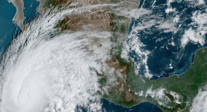El Huracán Otis llega a categoría 1 durante su avance al sur de México
