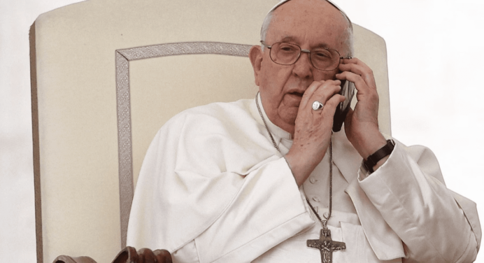 El papa Francisco expresó su apoyo a los habitantes de Gaza en una llamada al párroco local