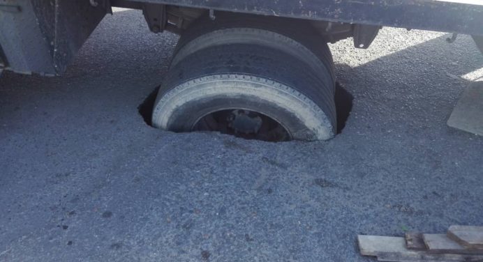 ¡En Los Guaritos! Camión 750 cayó en una tronera que se abrió pese a reciente bacheo