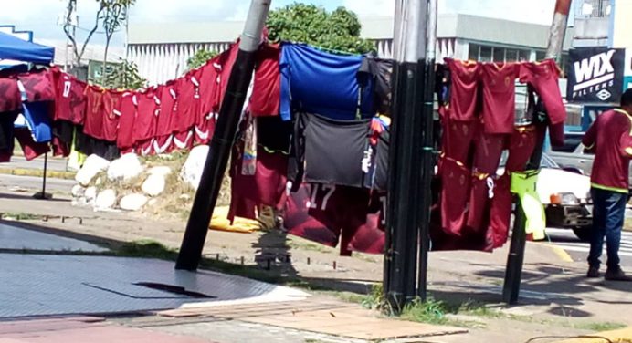 Fiebre Vinotinto se apodera de Maturín con venta de camisetas de la selección nacional