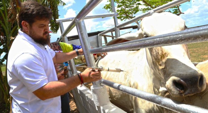 Gobernador Luna exhorta a productores a sumarse a la campaña contra la fiebre aftosa