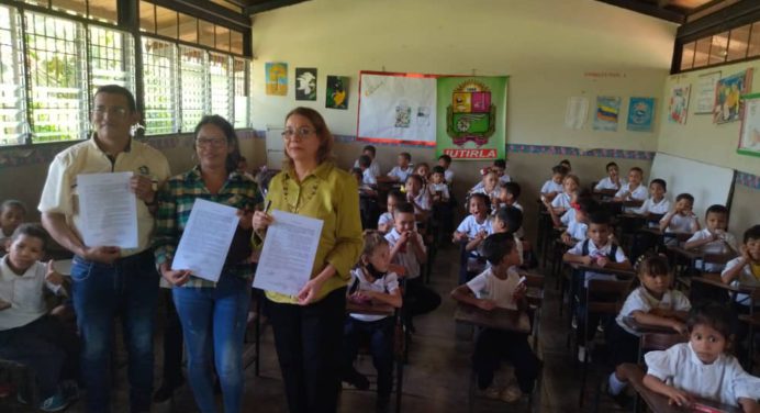 IUTIRLA dona 50 pupitres a la Escuela Básica Danilo Anderson de Las Cocuizas