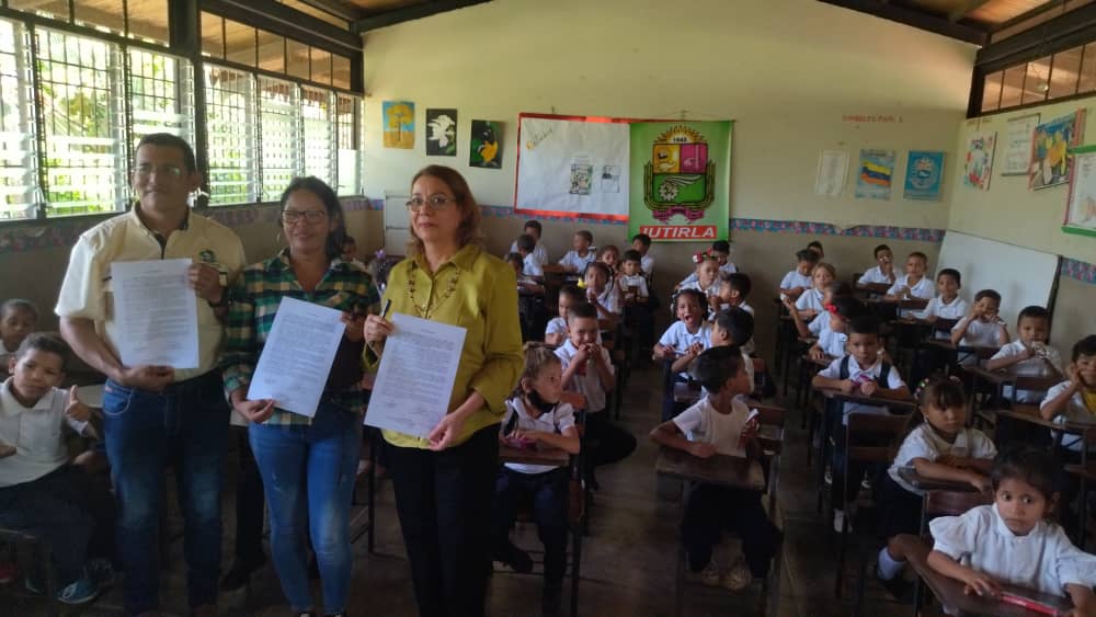 IUTIRLA dona 50 pupitres a la Escuela Danilo Anderson