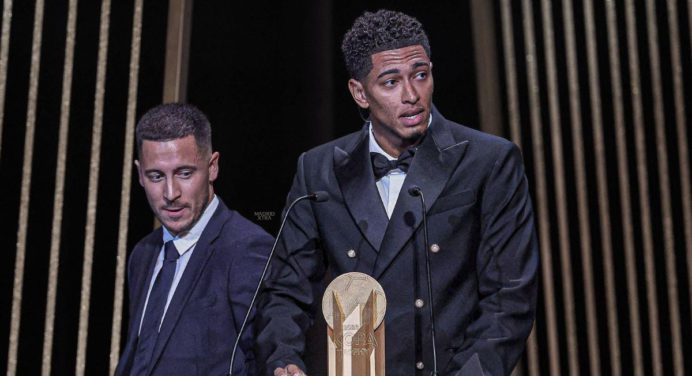 Jude Bellingham se quedó con el Trofeo Kopa durante la gala del Balón de Oro 2023