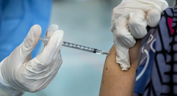 La OMS cambia sus recomendaciones: sólo una dosis de vacuna covid para protegerse