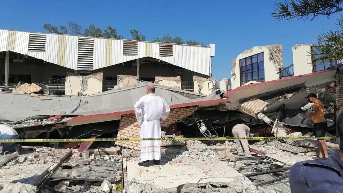 Colapso de techo en iglesia de México