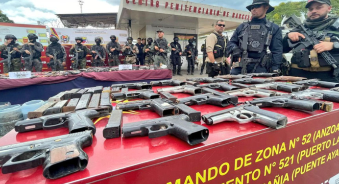 Más de 200 armas fueron encontradas durante la operación en Puente Ayala