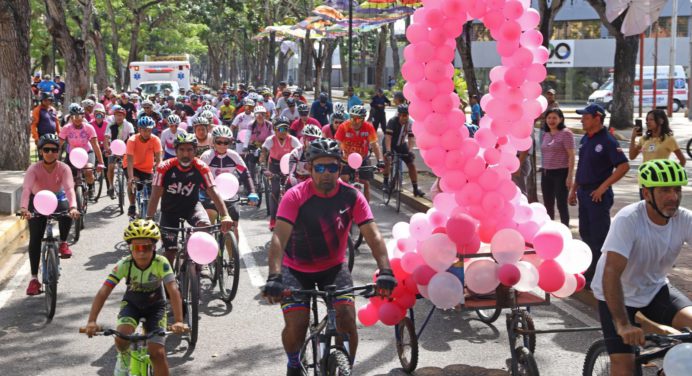 Más de 200 ciclistas participaron en «Rodada Rosa» en la lucha contra el cáncer de mama