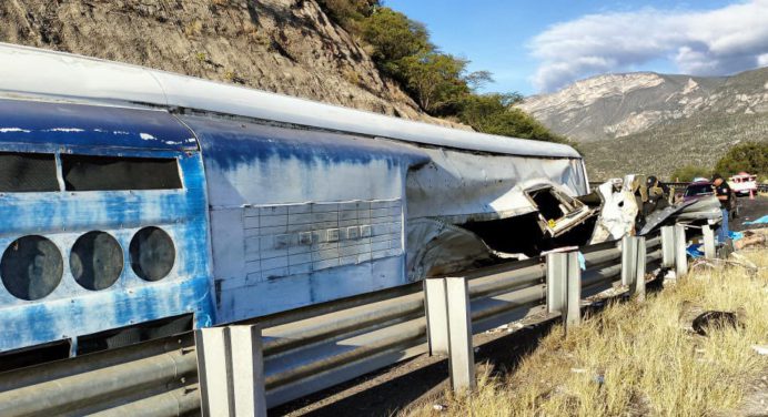 Mueren 18 migrantes entre venezolanos y haitianos al volcar autobús en autopista de Oaxaca, México