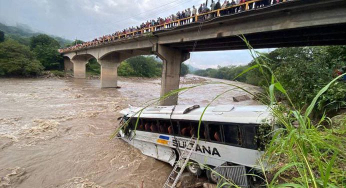 Mueren cuatro migrantes venezolanos en Honduras al caer autobús desde un puente (+Lista)