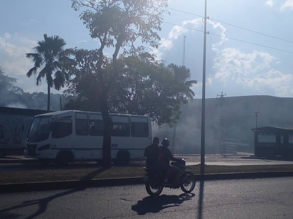 Queman basura en antigua sede de Talleres municipales en la avenida Libertador 2 queman basura en antigua sede de talleres municipales en la avenida libertador laverdaddemonagas.com talleres municipales 3