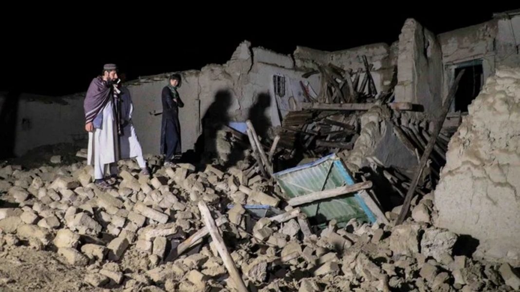 Siete sismos seguidos sacuden a Afganistán y mueren 15 personas