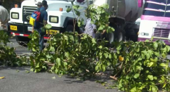 Trancada por falta de agua carretera nacional de Quiriquire