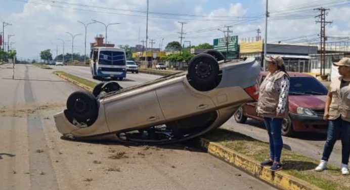 Un vehículo se volcó en la avenida Bella Vista de Maturín