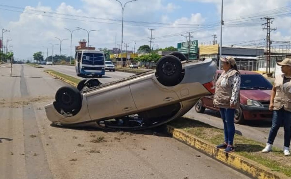 Un vehículo se volcó en la avenida Bella Vista