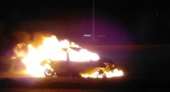 Vehículo se incendió en la avenida Bella Vista de Maturín (+Video)