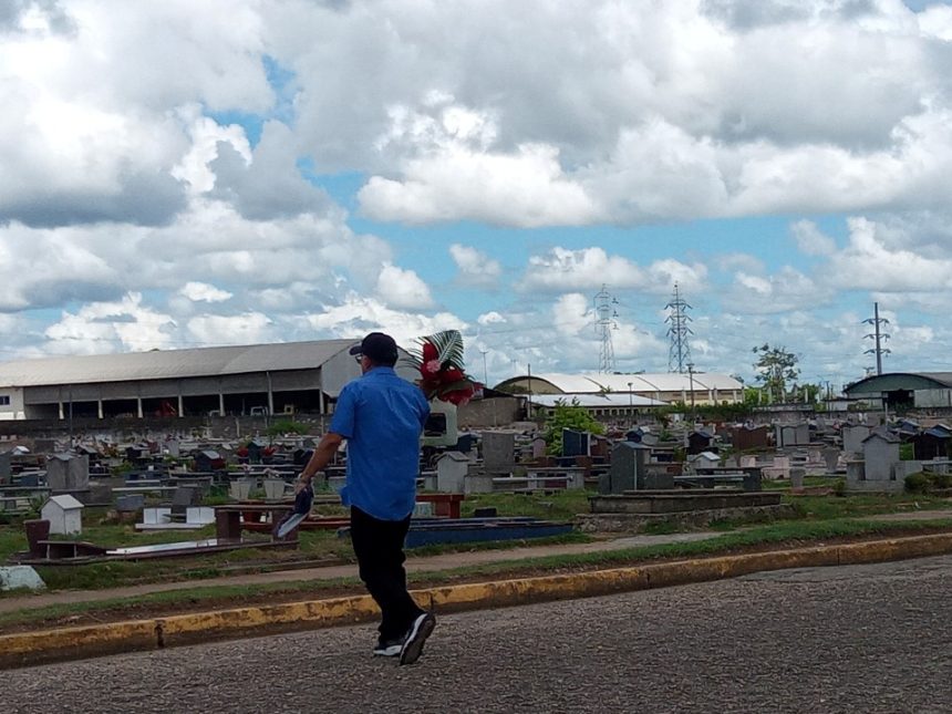 Pocas personas acudieron hoy al cementerio