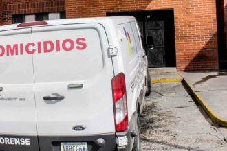 Hallaron tres cadáveres dentro de un apartamento