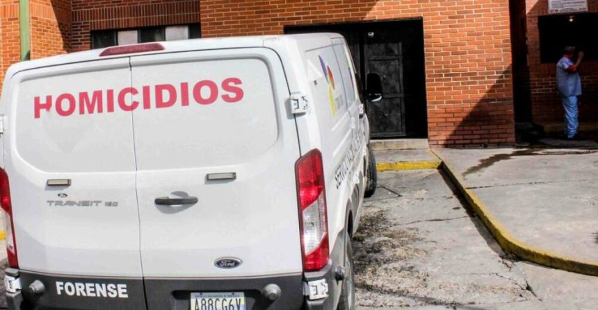 Hallaron tres cadáveres dentro de un apartamento