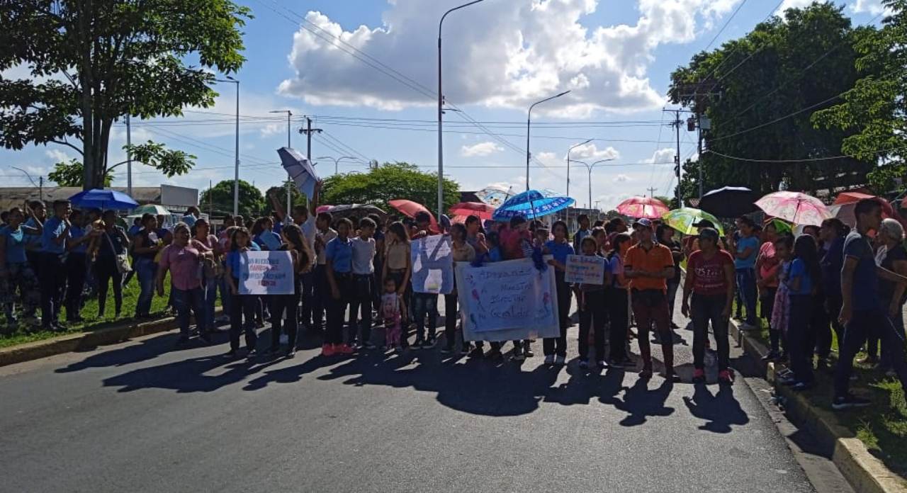 En UE Gregorio Rondón protestan