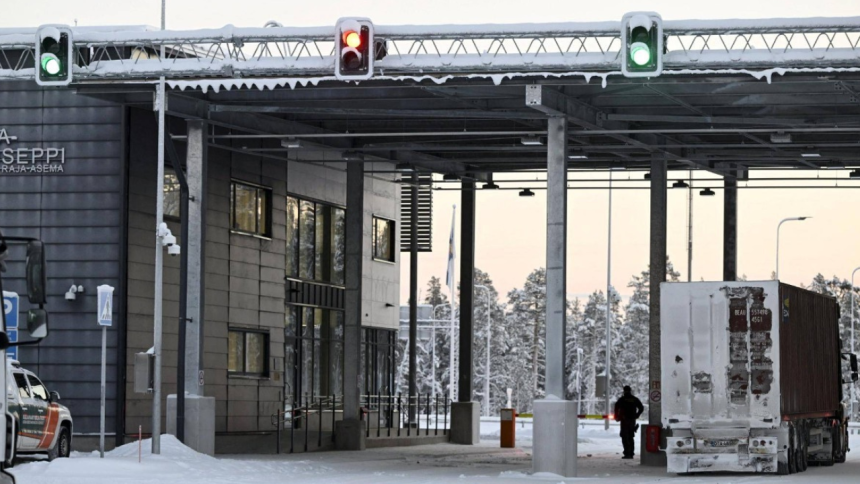 Finlandia cierra su frontera con Rusia