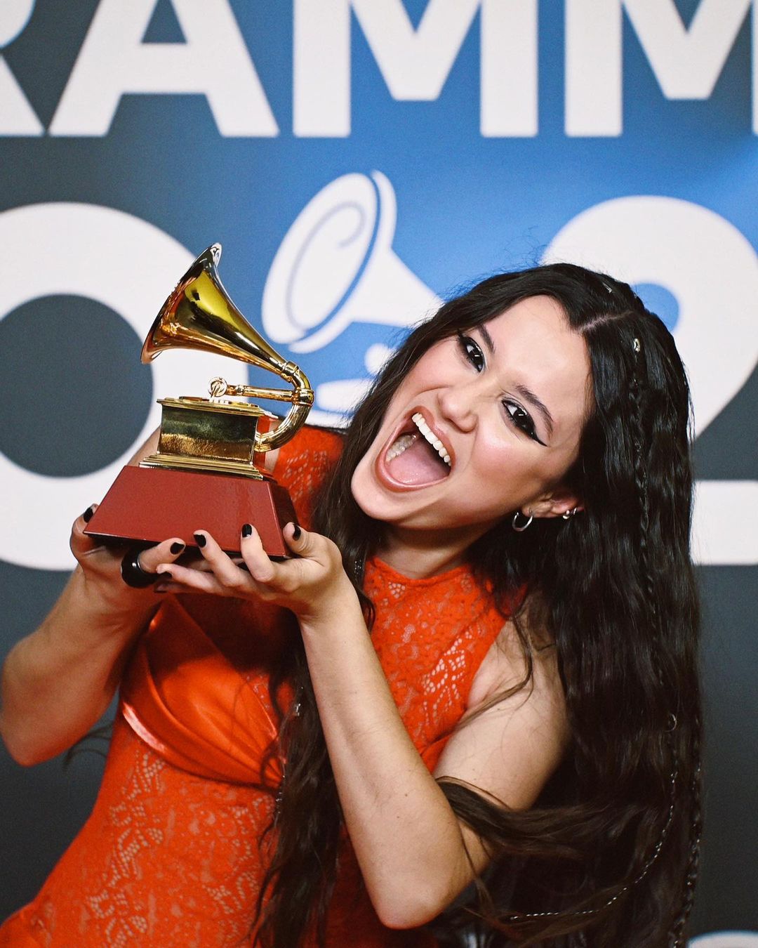 La venezolana Joaquina, gana en los Premios Latin Grammy como Mejor Nuevo Artista