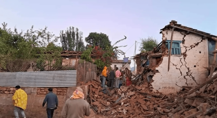Llega a 157 la cifra de muertos tras el terremoto en Nepal de magnitud 6.4
