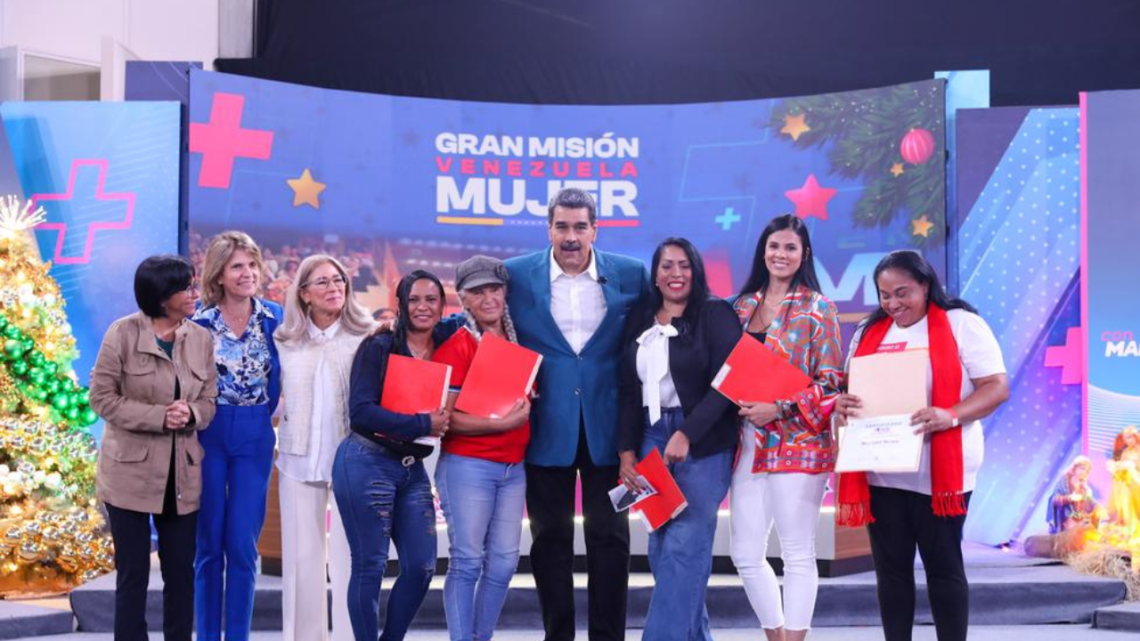 Maduro impulsa el emprendimiento femenino con la entrega de 500 créditos de CrediMujer