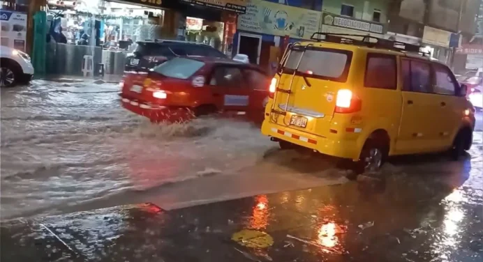 Más de 100 damnificados por intensas lluvias en Perú