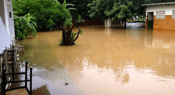 Más de 100 familias afectadas por las lluvias en Falcón reciben ayuda