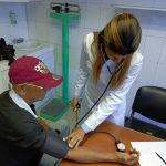 Médicos atienten a integrantes de los comité de salud en Punta de Mata