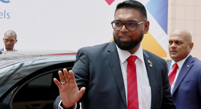 Opositor exige orden de captura contra el presidente de Guyana ¿Por qué?