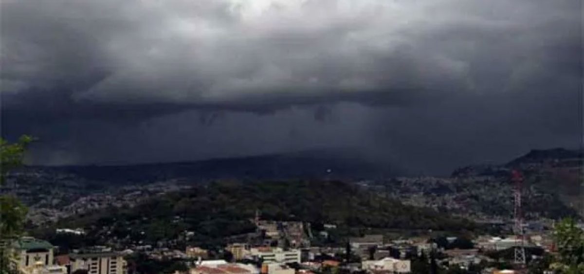 fuertes lluvias y ráfagas de viento 