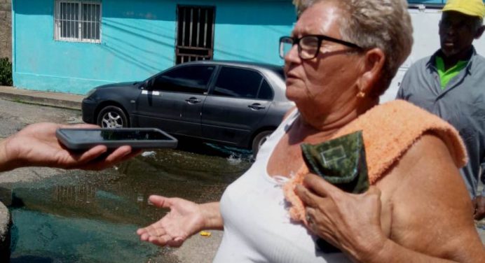 Vecinos de 12 de Octubre denuncian desborde de aguas servidas