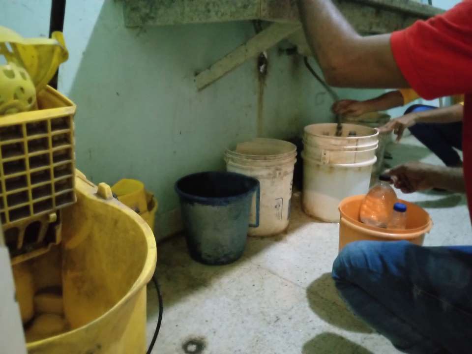 A cuarto piso del Humnt no llega agua