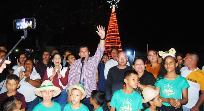 Alcalde Oscar Cedeño enciende las luces de Navidad en la parroquia El Tejero