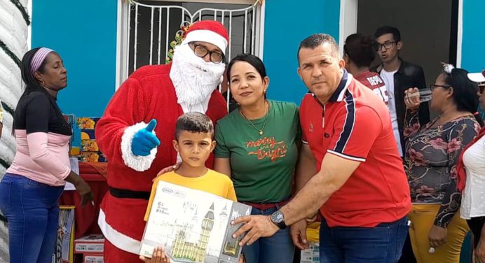 Alcalde Oscar Cedeño entregó juguetes a los pequeños de Zamora