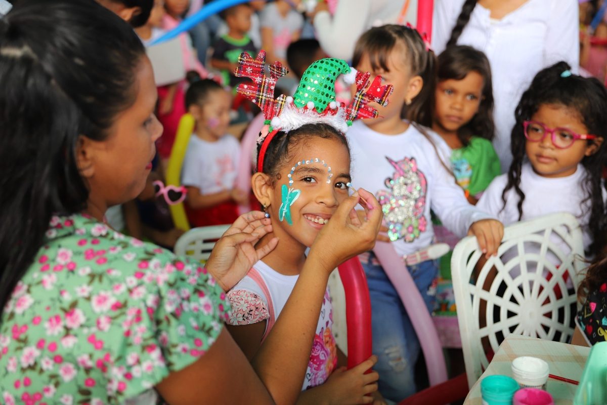 alcaldesa fuentes entrega 949 juguetes a ninos de barrio bolivar y francisco de miranda laverdaddemonagas.com pintacaritas