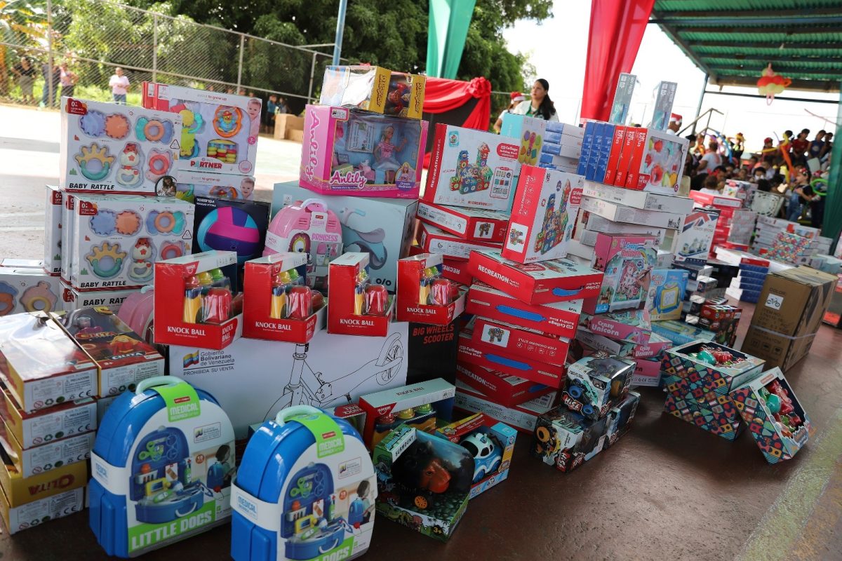 alcaldesa fuentes entrega 949 juguetes a ninos de barrio bolivar y francisco de miranda laverdaddemonagas.com regalos 2