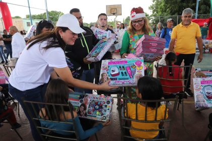 alcaldesa fuentes entrega 949 juguetes a ninos de barrio bolivar y francisco de miranda laverdaddemonagas.com regalos1