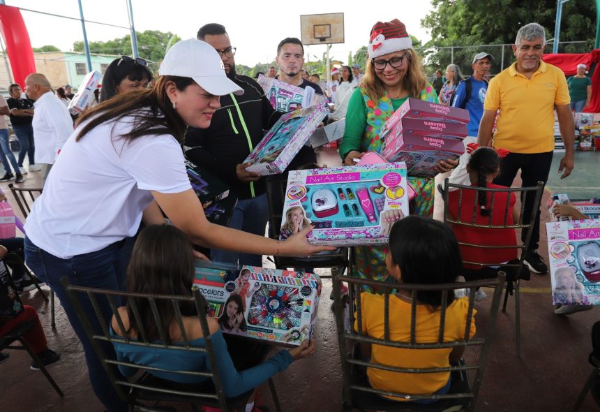 alcaldesa fuentes entrega 949 juguetes a ninos de barrio bolivar y francisco de miranda laverdaddemonagas.com regalos1